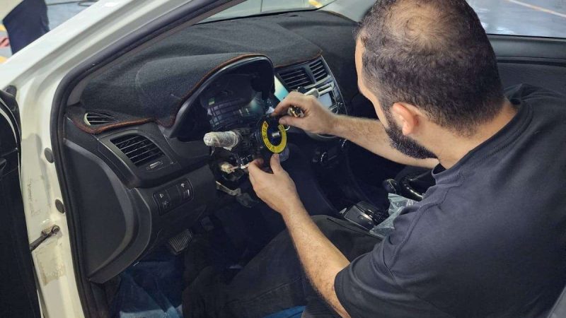 فني سيال كينغدوم يستخدم جهاز تشخيص لفحص ناقل الحركة في ورشة المعبيلة، مسقط