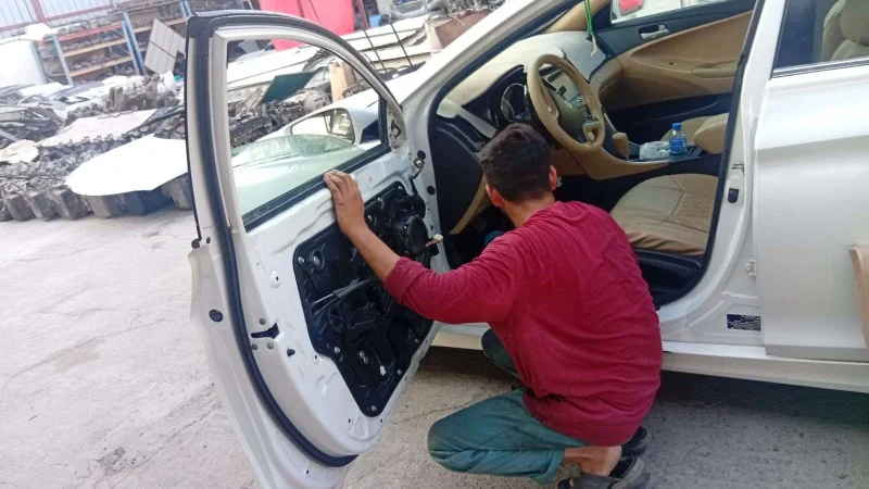 A Sial Kingdom technician working on a customer's vehicle at the Al Suwaiq workshop in Oman.
