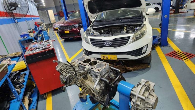 فني سيال كينغدوم يفحص مكونات ناقل الحركة في ورشة المعبيلة الصناعية، مسقط